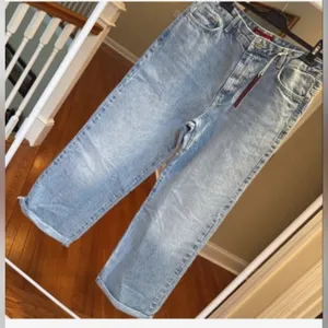 Zara Women Relaxed Light Blue Washed Jeans thumbnail 1