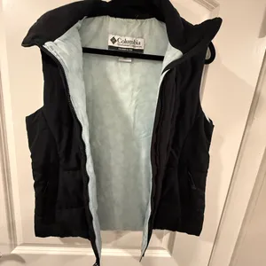 Columbia Women’s Black Insulated Puffer Vest Size L Full Zip Pockets Lightweight thumbnail 2