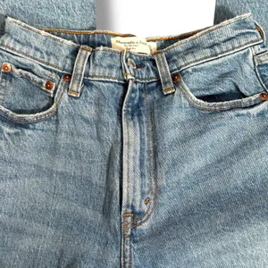 Abercrombie & Fitch 80s Mom‎ High Rise High Waisted Medium Wash Distressed Jeans thumbnail 4