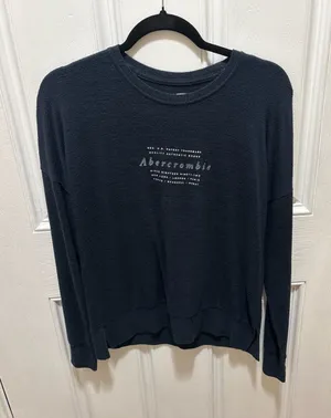 Abercrombie & Fitch Soft A&F Cozy Graphic Long Sleeve Top, Size M thumbnail 1