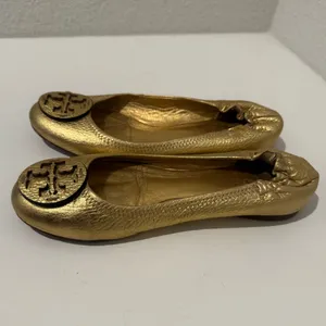 Tory Burch Reva Gold Metallic Ballet Flats Grained Leather Logo Size 7 Y2K thumbnail 5