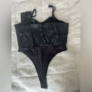 Leather PU bodysuit, spandex in the bottom. Size M thumbnail 2