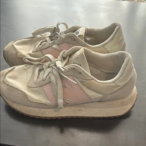 New Balance Pink and Cream Sneakers for‎ Stylish Comfort thumbnail 1
