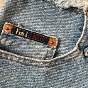RARE Style VINTAGE Lei High Waisted Frayed Cotton Denim Shorts size 5 (28) thumbnail 4