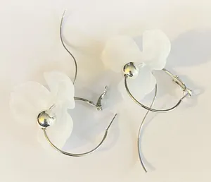 Handmade flower dangle hoop earrings💜 thumbnail 2