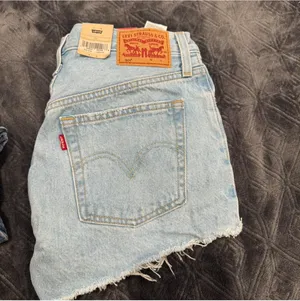 Levi’s Shorts Denim Distressed thumbnail 2