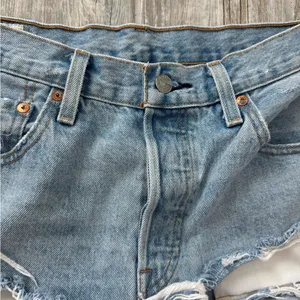 Levi's Taille Haute Line 501 High Waist Ripped Cutoff Denim Shorts Size 28 thumbnail 4