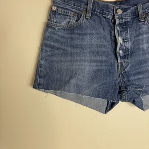 Levis 501 Shorts Womens 29 Blue Denim High Rise Button Fly Distressed Raw‎ Hem thumbnail 4