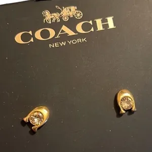 New in Box Authentic Coach Rose Gold Signature C Crystal Stud Earrings 1/4 thumbnail 1