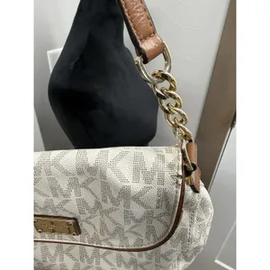 Michael Kors White Jet Set Item Signature Medium Tassel Flip Top Shoulder Bag thumbnail 4