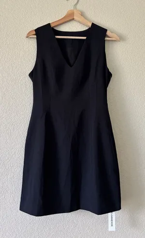 Commense Classic Black V‑Neck Sleeveless Dress thumbnail 1