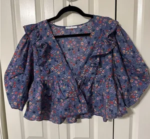 Karlie Blue Floral V Neck Crop Top Size Medium Hippie Boho 3/4 Sleeve thumbnail 1