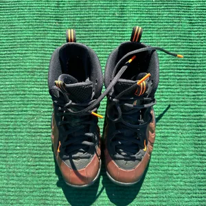 Nike Little Posite Pro GS 'Hyper Crimson' Size 4y Women’s Size 5.5 thumbnail 4