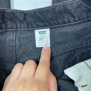 Vintage Levi’s Black 521 Tapered Leg Stiff Denim Mom Jeans TALL thumbnail 3