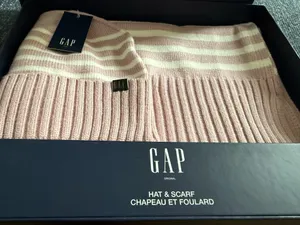 Gap Women’s Hat and Scarf Set thumbnail 2