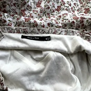 Doe & Rae Womens Floral Tank Dress Size Medium M White and Red Ruffle Vneck‎ thumbnail 4