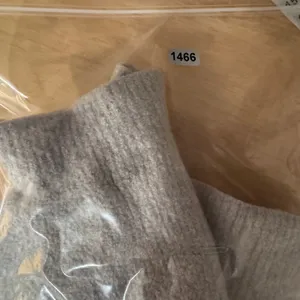 1466 | Wilfred Aritzia 100% Wool Mock‎ Neck Sweater Vest Grey Womens M thumbnail 8