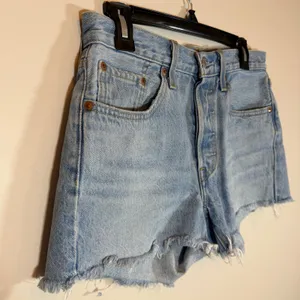 Levi’s 501 Original High Rise Light Wash Denim Cut Off Shorts Womens 27 Casual thumbnail 2