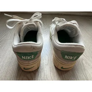 Nike Low Rise White Sneakers Women's Sz 8 thumbnail 4