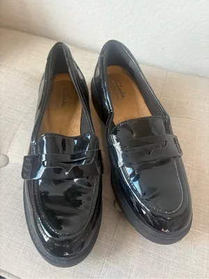 Clark’s women’s Black Patent Leather Penny Loafers 8 thumbnail 3
