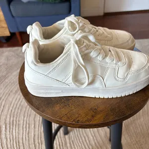 Classic White Sneakers Size 5.5 thumbnail 2