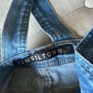Tinseltown Light Wash Distressed Denim Overall Shorts‎ Size XS thumbnail 8