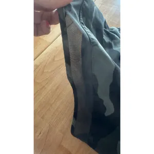 Athleta‎ Womens Camo Mesh Trim Running Shorts Size S Black Gray Green Activewear thumbnail 8