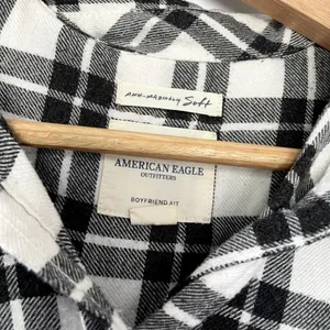 American Eagle ahh-mazingly soft black and white‎ checkered button down shirt S thumbnail 3