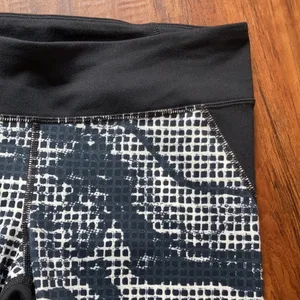 Under Armour‎ fitted Capri leggings black and white size medium thumbnail 2