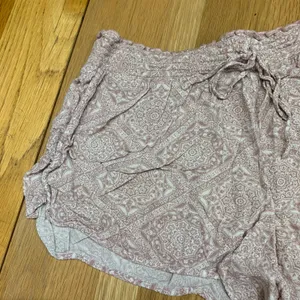 American Eagle‎ Outfitters Womens XL Distressed Pattern Lounge Shorts Pink White thumbnail 2