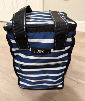SCOUT Blue & White Striped Insulated Lunch Box Cooler Bag - Medium Size Description: Up for sale is an authentic SCOUT insulated cooler bag featuring a classic blue and white striped pattern, as pictured This bag is in amazing, like-new condition with absolutely no flaws. It includes a zippered front pocket shown and a spacious, pristine white insulated interior visible iPerfect for packing your daily lunch or keeping drinks cold on the go. Please note, as shown in ⁠there is a promotional patch on the back featuring the Florida Gators and "IDC Local Diamond Experts." Grab this functional, stylish cooler bag today! thumbnail 1