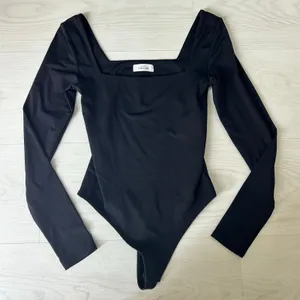 Babaton Aritzia Contour Longsleeve Black Bodysuit Square Neck Classy Size Small thumbnail 3