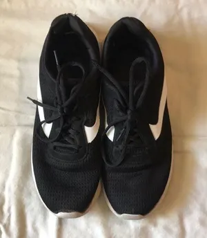 Black/white tennis shoes Size 10 thumbnail 1