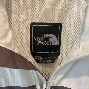 The North Face Women’s Windbreaker Size M thumbnail 2