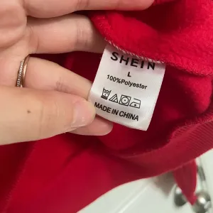 EUC | SHEIN women’s‎ red fleece lined cropped hoodie — large thumbnail 3