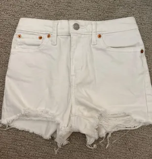 White High-Rise Levi’s Shorts thumbnail 1