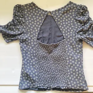 Abercrombie blue floral ruched short sleeve open back smocked blouse, size medium thumbnail 3