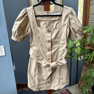 Elliatt x REVOLVE Vanessa Dress Sand sz S, Puff Sleeve, Quiet Luxury Mini thumbnail 4