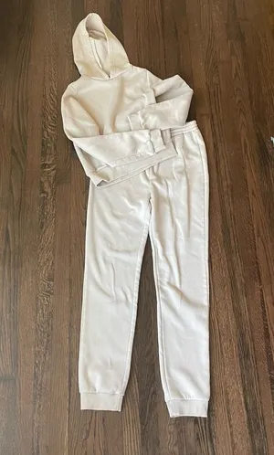 Amazon beige sweatshirt/pants set thumbnail 1