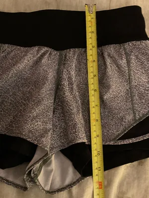 Lululemon Hotty Hot Short (Naked 4") Fractal Alpine White Black / Black Size 4 thumbnail 4