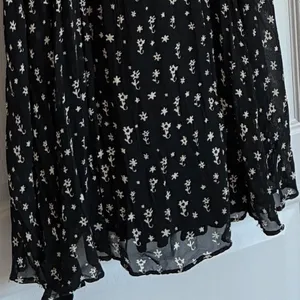 Kimchi Blue Urban Outfitters Black Floral Smocked High Low‎ Mini Dress Large NWT thumbnail 12