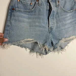 Levi's Women's Premium 501 Original Shorts Lightwash‎ Blue Size 27 Button Fly thumbnail 4