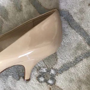 Vince Camuto Nude Patent Leather Heels Size 9 thumbnail 5
