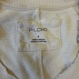 Anthropologie Pilcro Cream Long sleeve V-Neck Raw hem crop Sweatshirt Size Small thumbnail 2