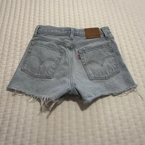 Levi’s Wedge Short Blue Denim High Rise Shorts 26 Waist Raw Hem Distressed thumbnail 4