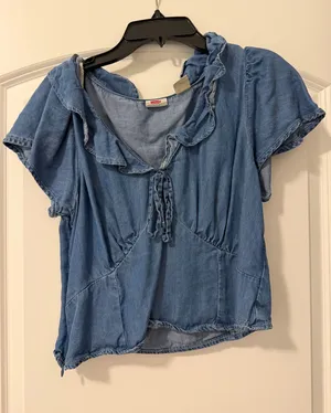 Levi’s Top thumbnail 1