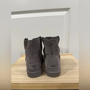 UGG Classic Mini Ankle Boots Womens 7 Gray Suede Shearling Lined Cozy thumbnail 4