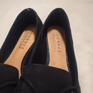 Journee Collection 8.5M black faux leather flats bow pointed toe classic shoes thumbnail 3