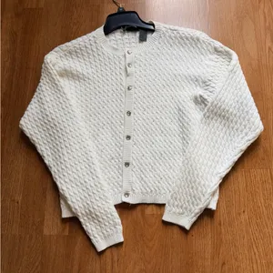 Elegant White Button thumbnail 6