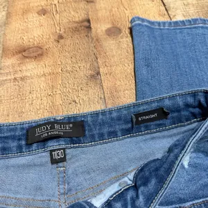 Judy Blue Wmns Medium Wash Stretch Denim Straight Leg Jeans Sz 11/30 Distressed thumbnail 4